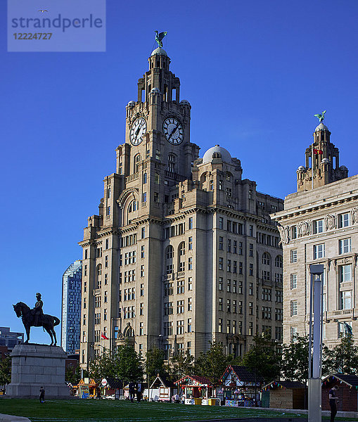 England  Merseyside  Stadt Liverpool; Reiterporträt von Edward VII. vor dem Royal Liver Building