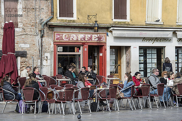 Menschen sitzen vor einer Restaurantbar  Campo Santa Margherita  Venedig  Venetien  Italien