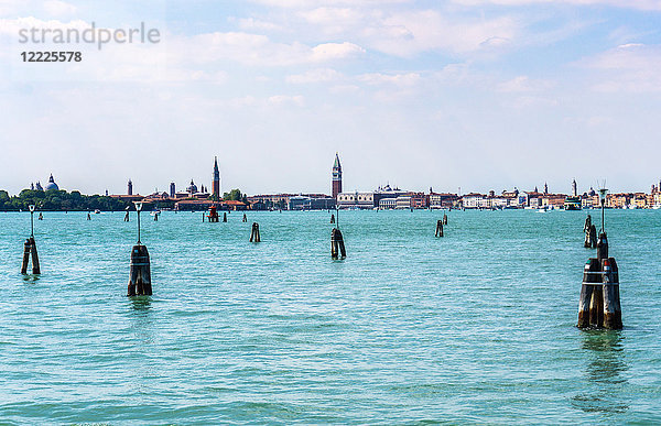 Italien  Venetien  Venedig  Stadtbild von der Lagune aus