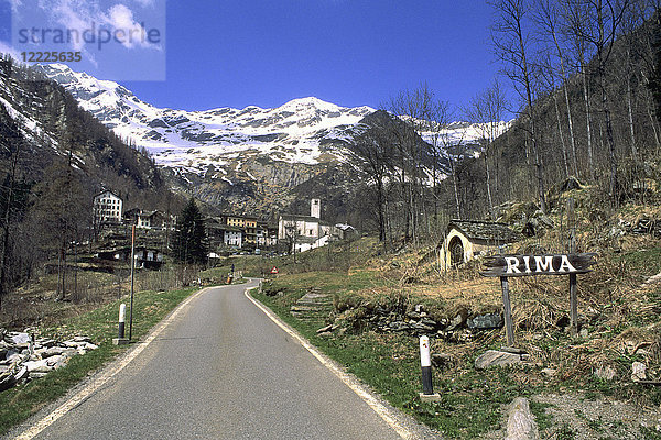 Die Straße  die nach Rima führt  Piemont  Italien