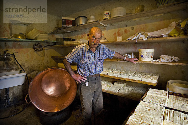 Guglielmo Locatelli im Labor seiner Milchviehweide  Taleggio-Tal  Lombardei  Italien