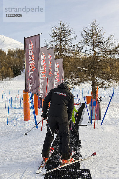 Skilehrer  Sestriere  Provinz Turin  Piemont  Italien