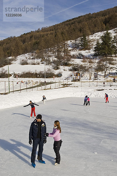 Schlittschuhlaufen  Sauze d'Oulx  Provinz Turin  Piemont  Italien