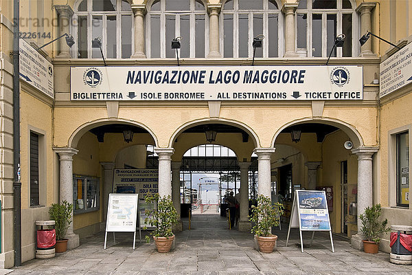 Fahrkartenschalter und Hafen der Schiffe  Stresa  Piemont  Italien