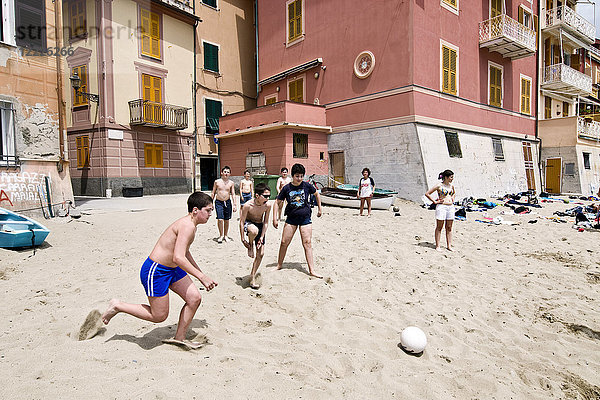 Kinder spielen mit einem Ball am Strand der Bucht der Stille  Sestri Levante  Ligurien  Italien
