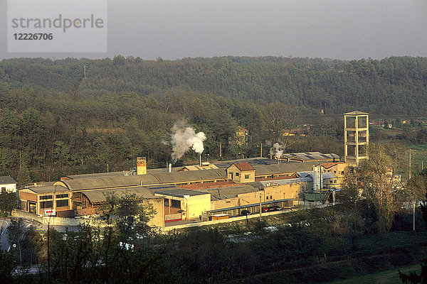 Italien  Lombardei  alte Fabrik am Fluss Olona