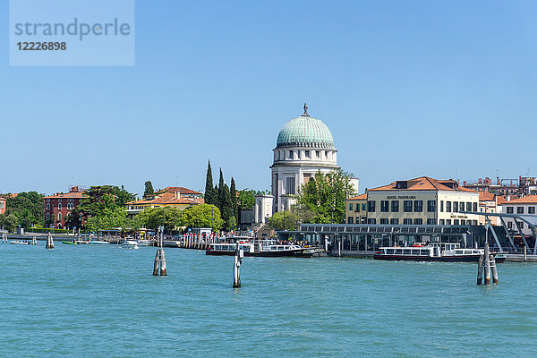 Italien  Venetien  Venedig  Stadtbild von der Lagune aus