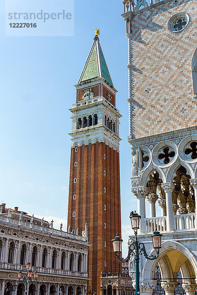 Italien  Venetien  Venedig  Markusglockenturm und Herzogspalast Detail