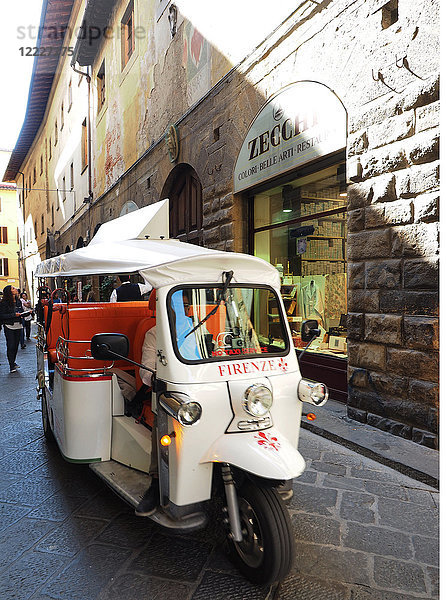 Europa  Italien  Toskana  Florenz  Touristen besuchen die Altstadt mit einem Affenauto