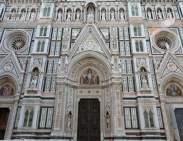 Europa  Italien  Toskana  Florenz  Fassade des Doms von Florenz im Gotik-Renaissance-Stil  Basilika Santa Maria del Fiore  Firenza Basilica di Santa Maria del Fiore