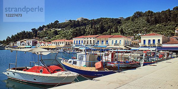 Europa  Griechenland  Peloponnes  Katakolon Hafen  Kleines Fischerboot  Restaurant