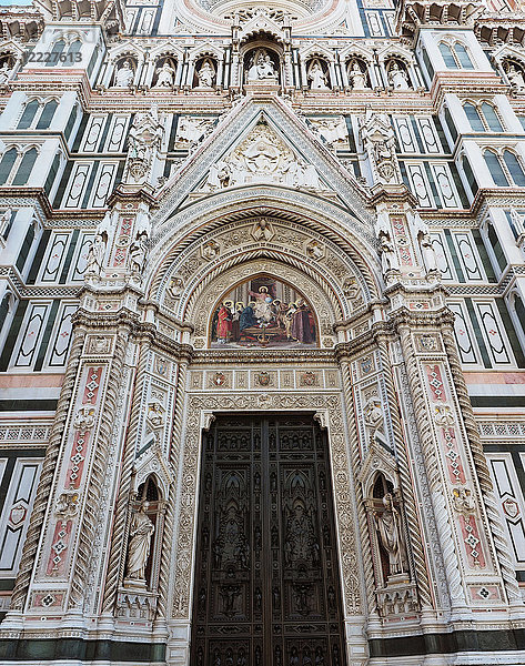 Europa  Italien  Toskana  Florenz  Fassade des Doms von Florenz im Gotik-Renaissance-Stil  Basilika Santa Maria del Fiore  Firenza Basilica di Santa Maria del Fiore