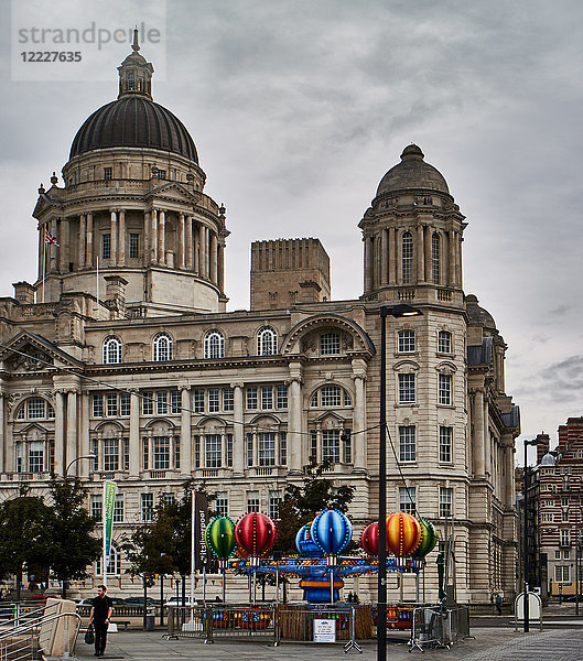 Das Port of Liverpool Gebäude und das Royal Liver Gebäude an der Liverpool Waterfront. Karussell