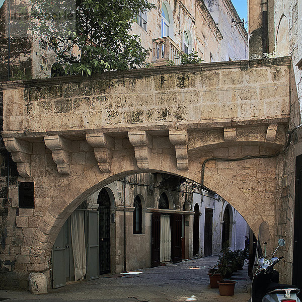 Europa  Italien  Apulien  Bari Stadt  die Altstadt  Arco Meraviglia Bogen