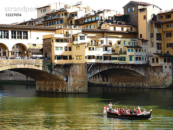 Touristische Gondel im Arno Fluss Ponte vecchio  Europa  Italien  Toskana  Florenz