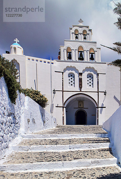 Europa  Griechenland  Die Kykladen  Ägäisches Meer  Insel Santorin  Dorf Pirgos  Kirche