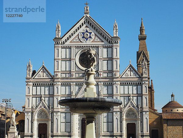 Italien  Toskana  Florenz  Santa Croce Platz  Statue von Dante Alighieri Hintergrund Santa Croce Kirche.