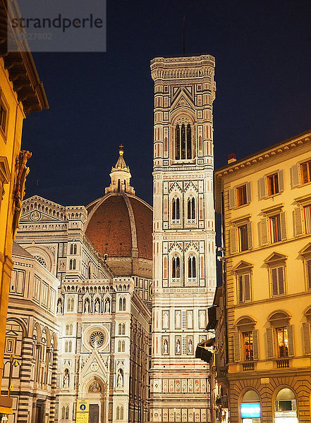 Europa  Italien  Toskana  Florenz  Giotto-Glockenturm in der Renaissance-Basilika Santa Maria del Fiore auf dem Domplatz