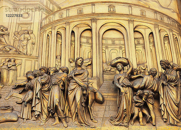 Italien  Toskana  Florenz  Domplatz  Baptisterium des Heiligen Johannes  Szene an der Paradiespforte  Die Geschichte Josephs  Künstler Lorenzo Ghiberti  Ostbronze-Türen.