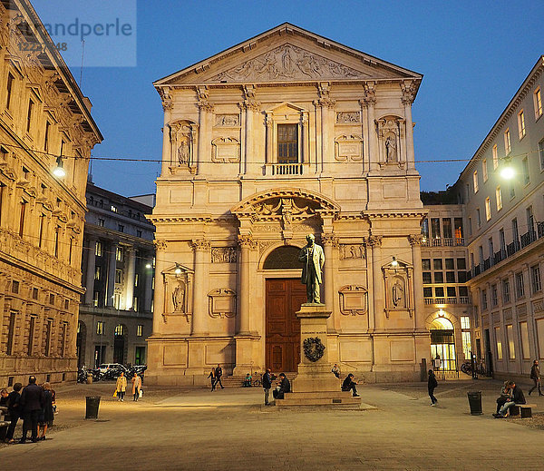Italien  Lombardei  Mailand  Statue von Alessandro Manzoni und Kirche San Fedele