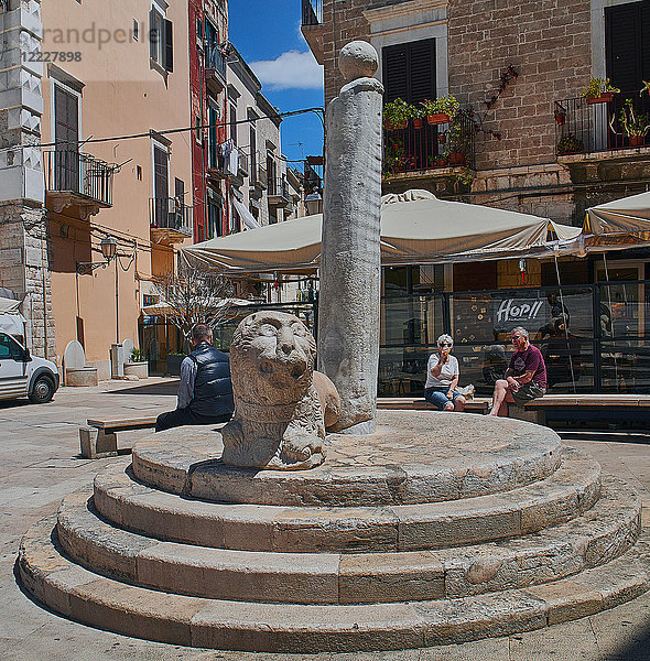 Europa  Italien  Apulien  Bari Stadt  die Altstadt  Mercantile Square. Berühmte Säule. Marmor Löwe
