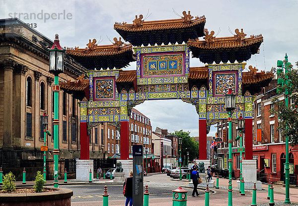 Ein Blick auf Liverpools Chinatown  wo ein Tor im chinesischen Stil den Haupteingang zu diesem Gebiet markiert.