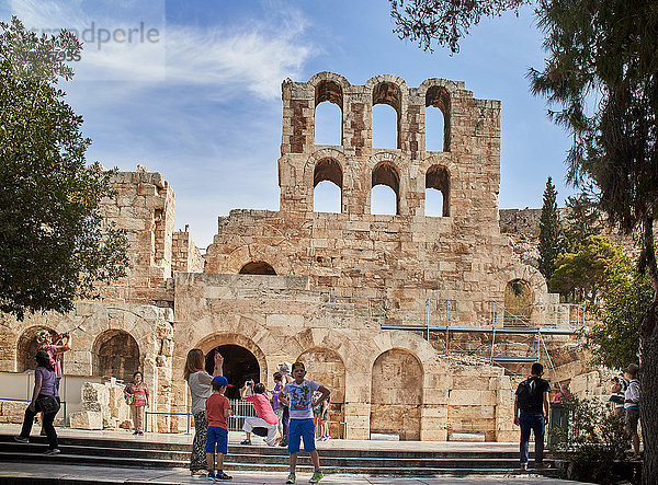 Europa  Griechenland Das Odeon des Herodes Atticus ist ein steinernes Theatergebäude am Südwesthang der Akropolis von Athen.