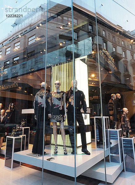 Europa Italien  Lombardei  Mailand  Via Montenapoleone  Modegeschäft Versace