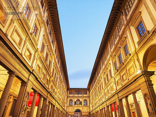 Europa  Italien  Toskana  Florenz  Dämmerung in der Uffizien-Galerie