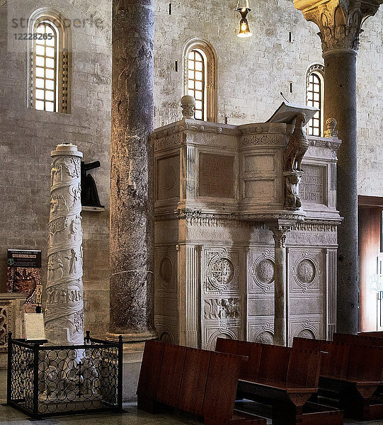 Die Kathedrale von Trani  direkt an der Adria gelegen  ist römisch-katholisch und dem Heiligen Nikolaus  dem Pilger  gewidmet. Ihr Bau begann Ende des XI. Jahrhunderts: Die Kirche ist ein schönes Beispiel für die sogenannte romanische Architektur.