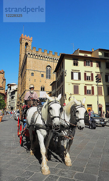 Tourist Pferdekutsche in der Altstadt von Florenz Florenz Toskana Mittelitalien Europa