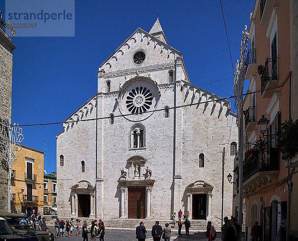 Europa  Italien  Apulien  Bari Stadt  die Altstadt  die Kathedrale Sint Sabino und die Piazza dell Odegitria  ist römisch-katholisch und dem Heiligen Nikolaus dem Pilger gewidmet. Mit dem Bau wurde Ende des XI. Jahrhunderts begonnen: Die Kirche ist ein schönes Beispiel für die sogenannte romanische Architektur.