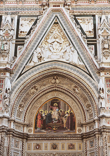 Europa  Italien  Toskana  Florenz Fassade des Doms von Florenz im Gotik-Renaissance-Stil  Basilika Santa Maria del Fiore  Firenza Basilica di Santa Maria del Fiore