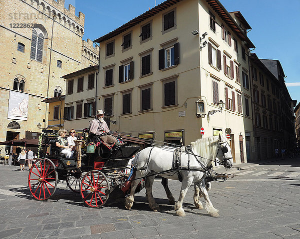Tourist Pferdekutsche in der Altstadt von Florenz Florenz Toskana Mittelitalien Europa