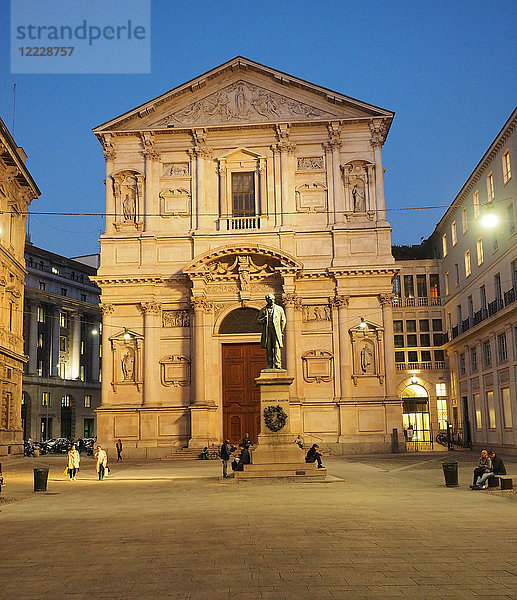 Italien  Lombardei  Mailand  Statue von Alessandro Manzoni und Kirche San Fedele