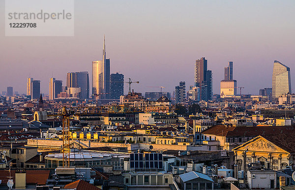 Italien  Lombardei  Mailand  Skyline mit Unicredit Tower vom Domdach aus gesehen