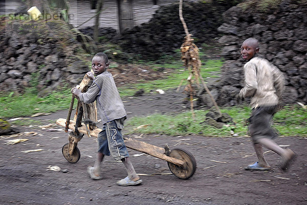 Demokratische Republik Kongo  Region Nord-Kivu  Kinder spielen mit Chukudu