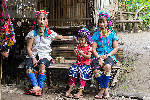 Asien  Thailand  Chiang Mai  Ban Huay Pa Rai Hill Tribe Village  Frau mit langem Hals