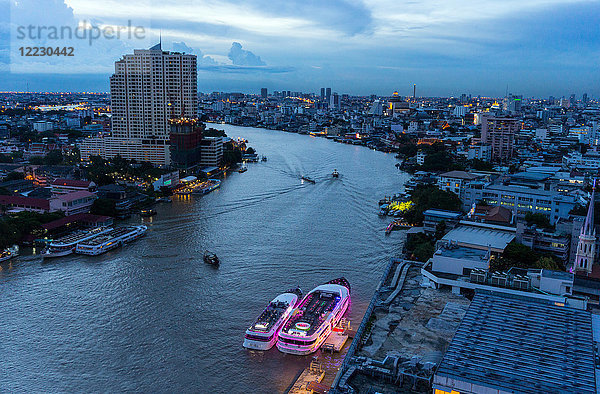 Asien  Thailand  Bangkok  Stadtbild in der Abenddämmerung