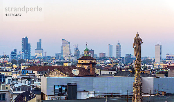 Italien  Lombardei  Mailand  Skyline vom Dach des Doms aus gesehen