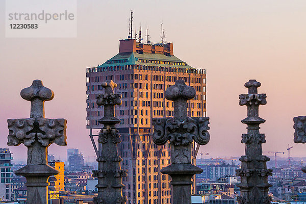 Italien  Lombardei  Mailand  Velasca-Turm vom Dach des Doms aus gesehen