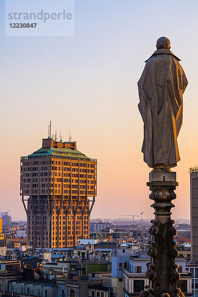 Italien  Lombardei  Mailand  Velasca-Turm vom Dach des Doms aus gesehen