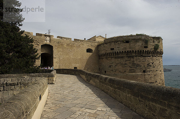 Italien. Apulien  Tarent. Aragonesische Burg am Meer  im Freien  niemand