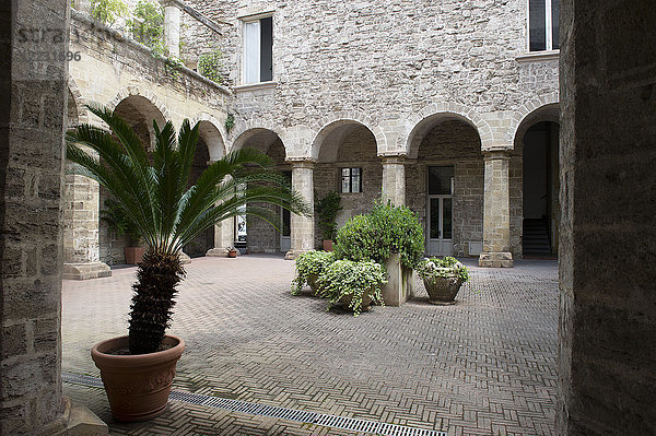 Italien. Apulien  Tarent. Kloster von S. Chiara  derzeit Jugendgericht