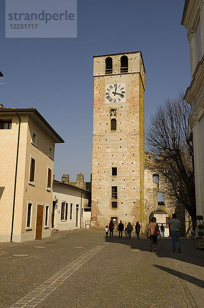 Italien  Venetien  Castellaro Lagusello  Mittelalterliches Dorf mit Mauern und 4 Türmen