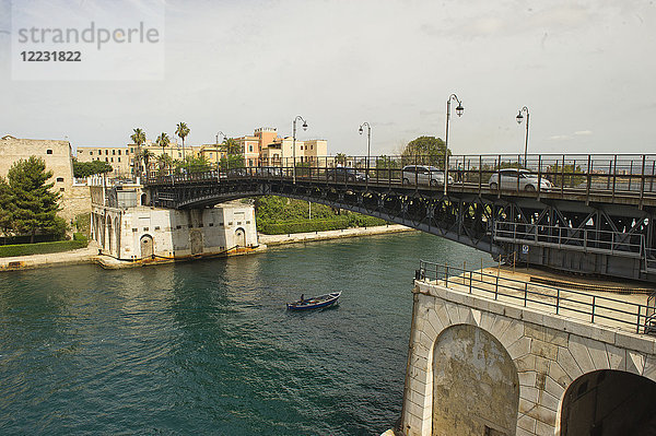 Italien. Apulien  Tarent. Drehbare Brücke über den Fluss  der das Meer mit dem Mar Piccolo verbindet