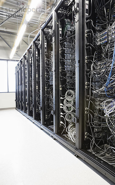 Server in einem Gang von Gestellen in einer Computer-Serverfarm.