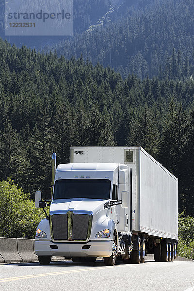 Lastwagen auf einer Autobahn in den Bergen östlich von Seattle  Washington USA