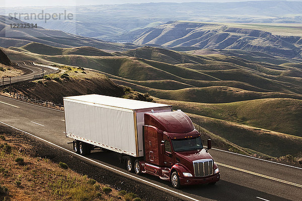 kommerzieller Lastwagen  der durch die hohen sanften Hügel im Südosten von Washington  USA  fährt