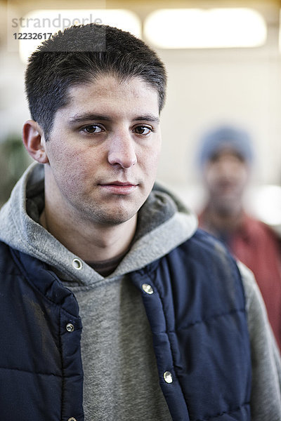 Junger kaukasischer Mann Fabrikarbeiter in einer Blechfabrik.